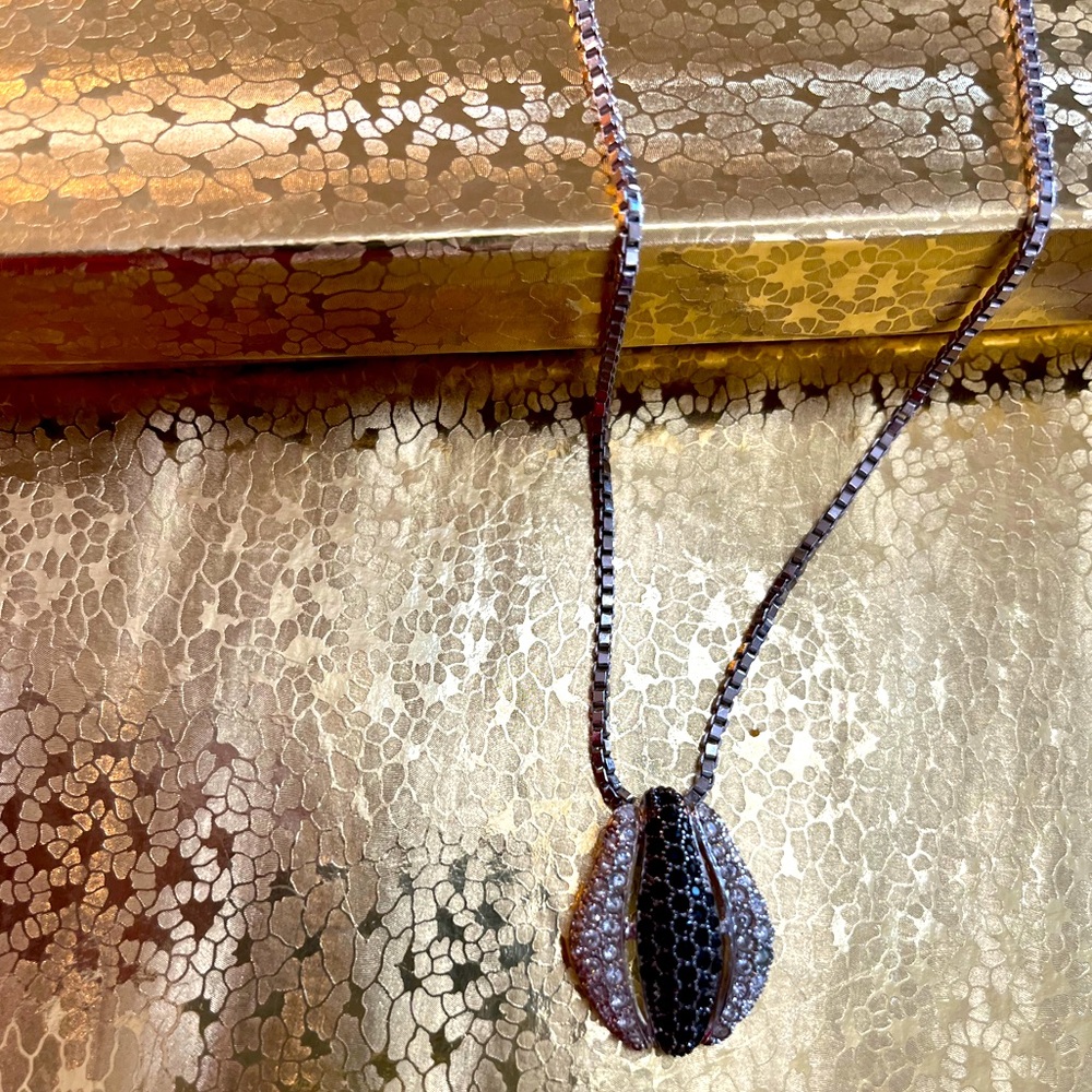 Gorgeous and elegant cubic zirconia 2 tone oave pendant with box link chain - Picture 1 of 8
